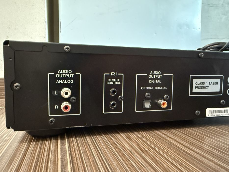 Onkyo C-7030 качествен CD Player