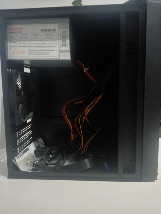 Vând carcasă calculator