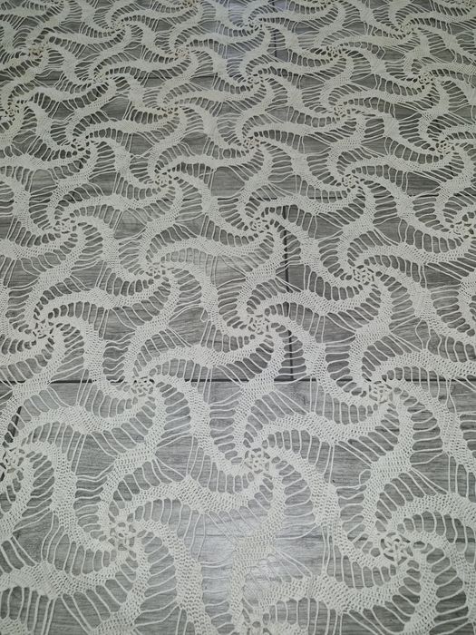 Fata de masa lucrata manual