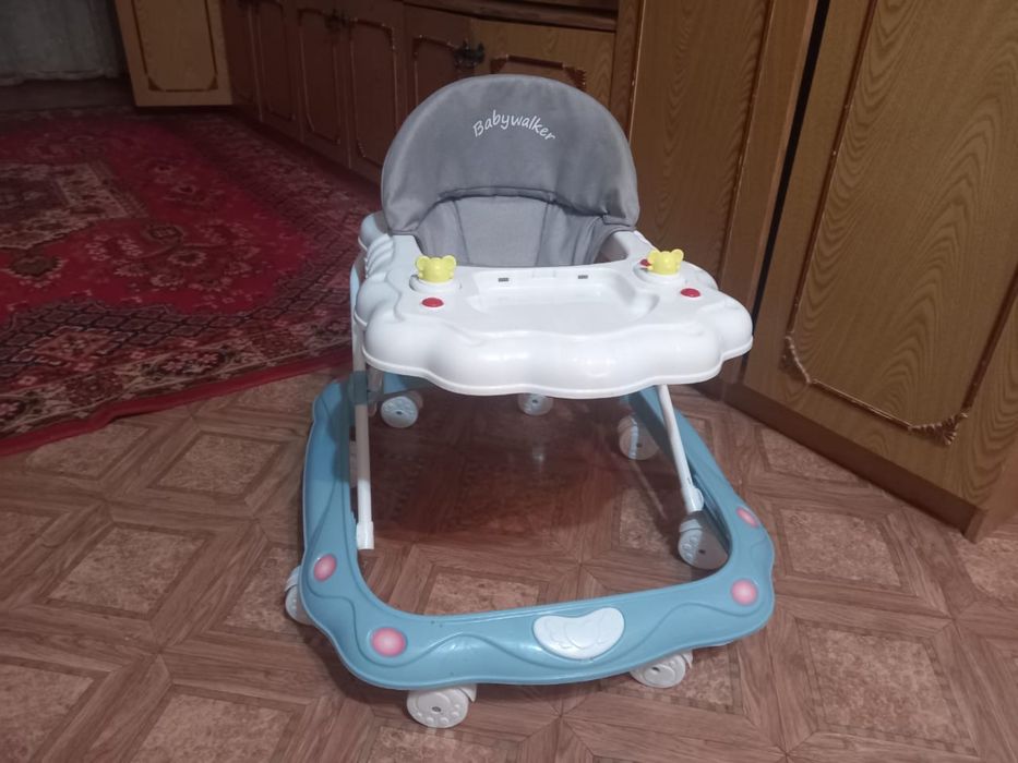 Столик для еды и ходунок