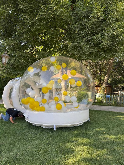 Батут с куполом из летающих шаров