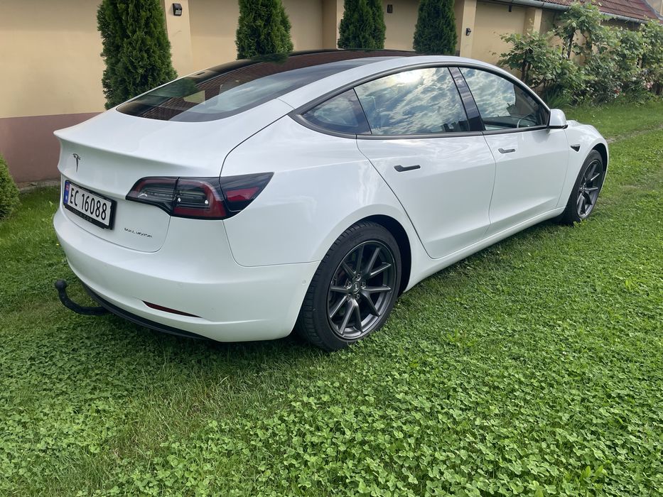 Tesla Model 3 Long Range 2021 POMPA DE CALDURA ,510 km cu 100 % baterie NU SUNT INTERESAT DE SCHIMBURI!! iar prețul este NEGOCIABIL LA FATA LOCULUI!!