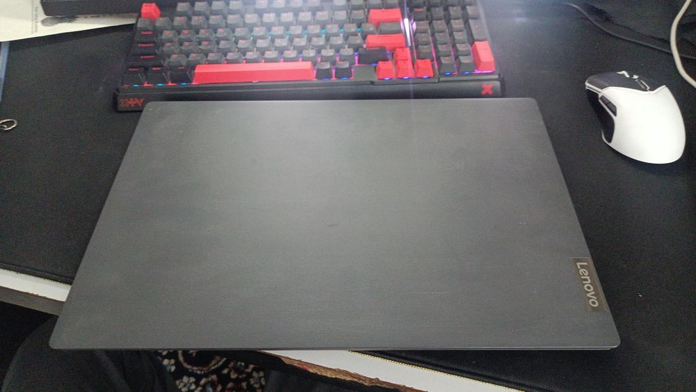 Lenovo V15 noutbuk