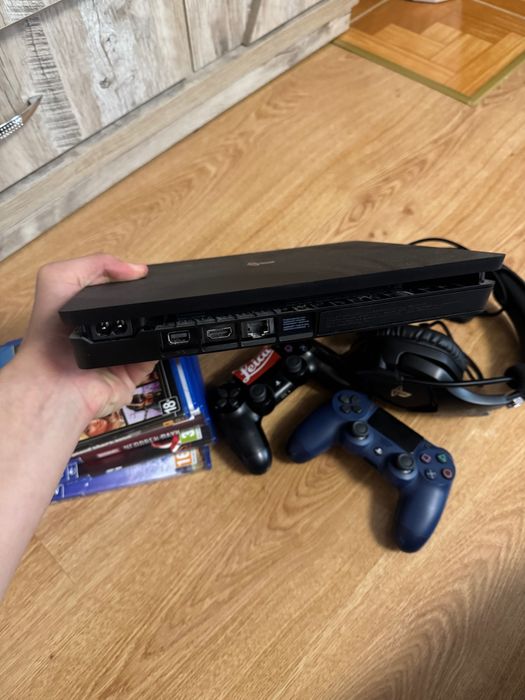 Продам PlayStation 4 slim, 1tb