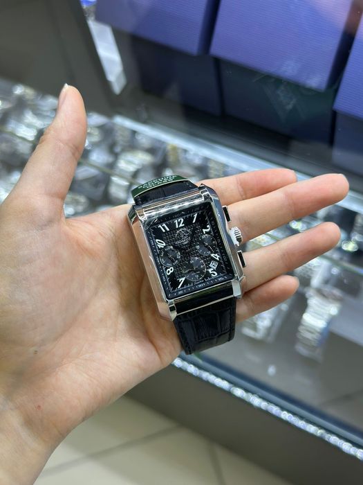 Продам часы с гарантией.