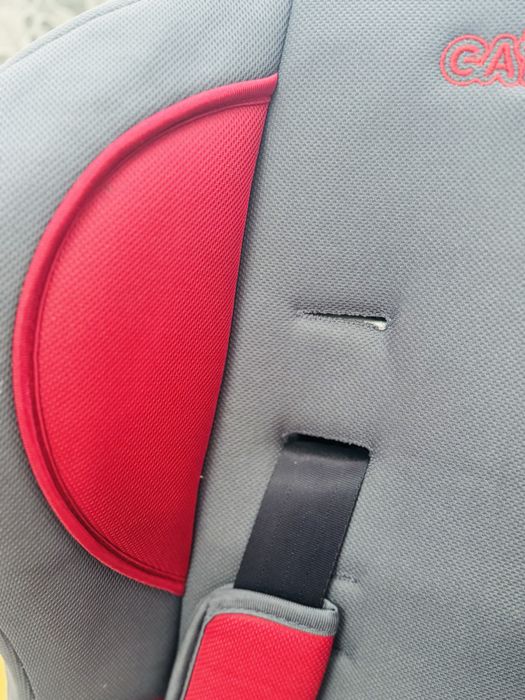 Детское автокресло серо-красное.