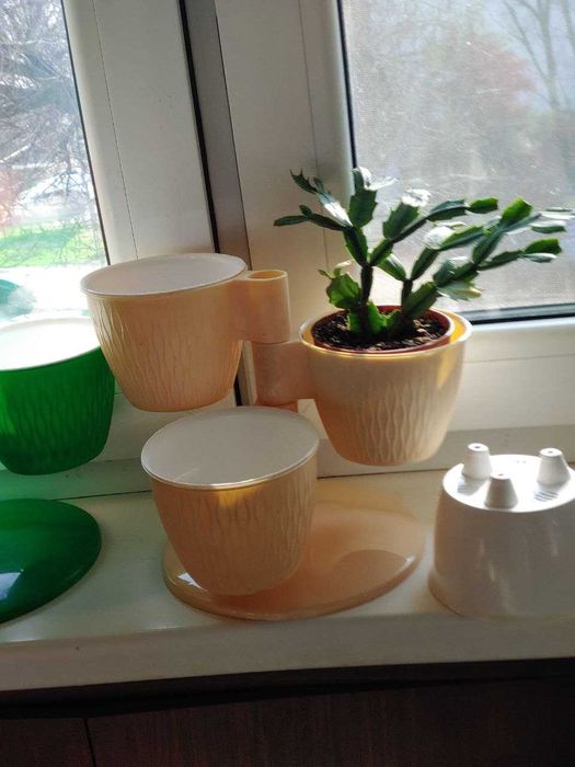 Продаются горшочки (каскад) для цветов в кашпо.