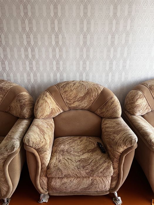 Продам два дивана с креслом б/у