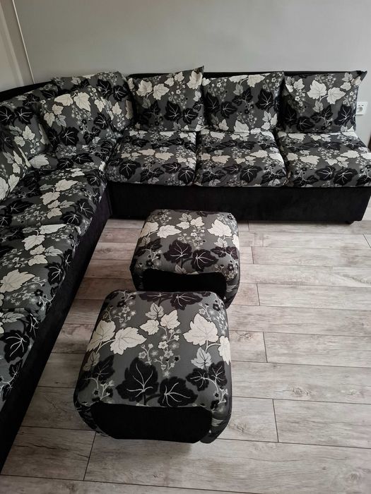 Продавам ъглов диван и 2 табуретки