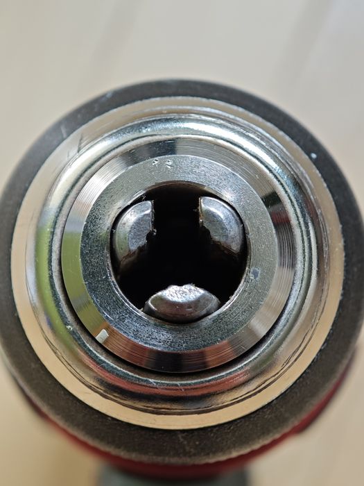 Продавам  акумулаторен ударен винтоверт Einhell.