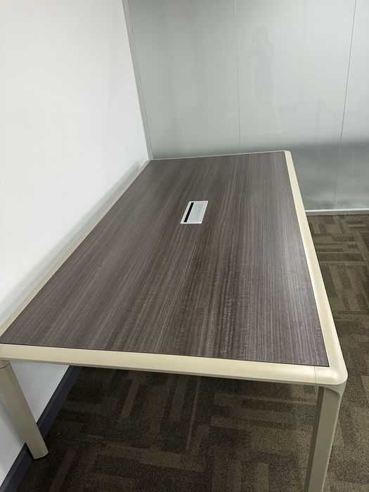 офисный конференц-стол