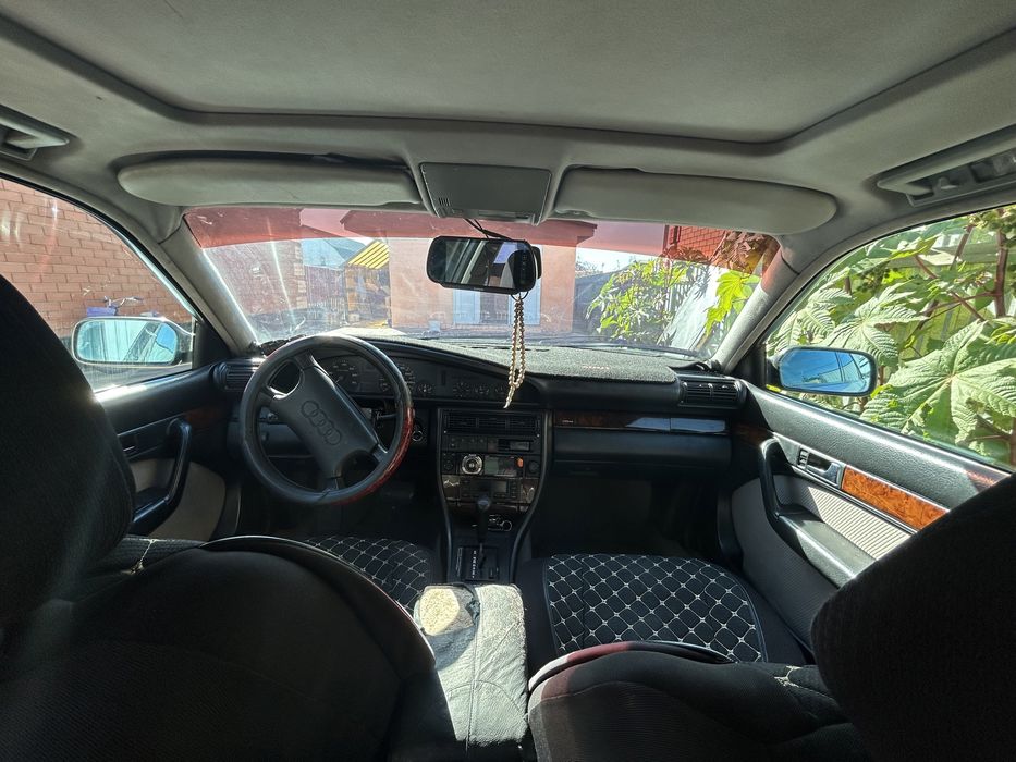 Audi 100 серебристый