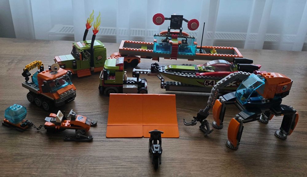 Vand Lego Speed 75889 Garajul Suprem Ferrari, Lot LEGO City 60033, 60032, 60192, 60254, 60294 LOT seturi LEGO City 60153 și 60063