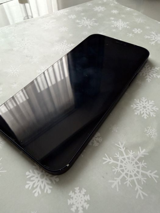 iPhone 12 -- 64 GB -- черен -- 81% батерия