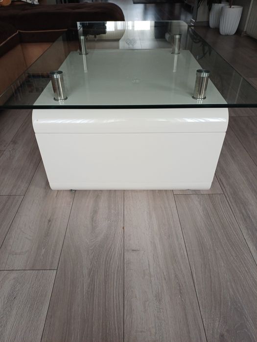 Стъклена холна маса