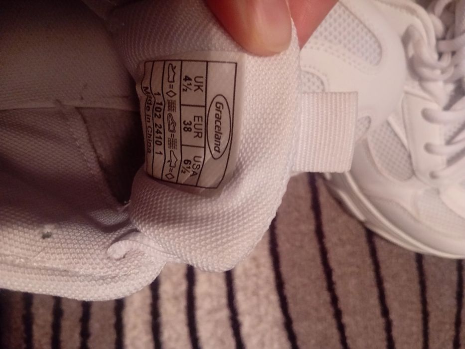 Бели маратонки от