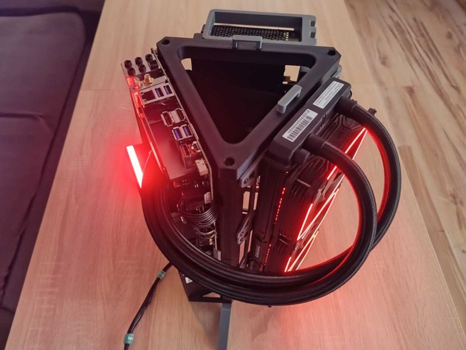 Carcasă PC Custom 3D Printed - Triunghi ITX Tower - Design Unic Open