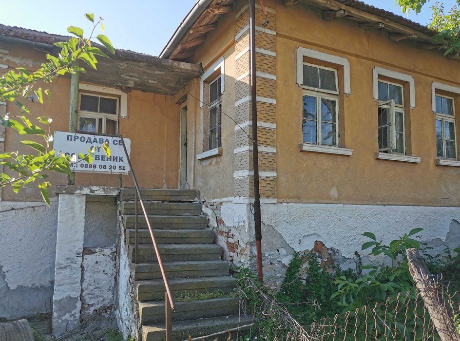 Двуетажна къща с двор в центъра на село Кубадин, област Бургас