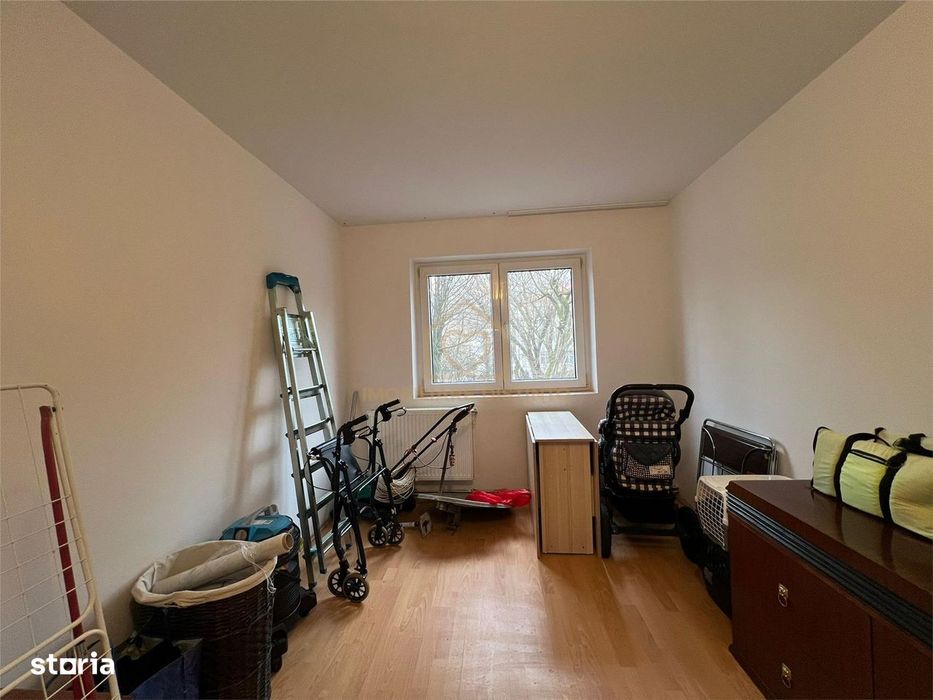 Apartament cu  4 camere si garaj zona centrala