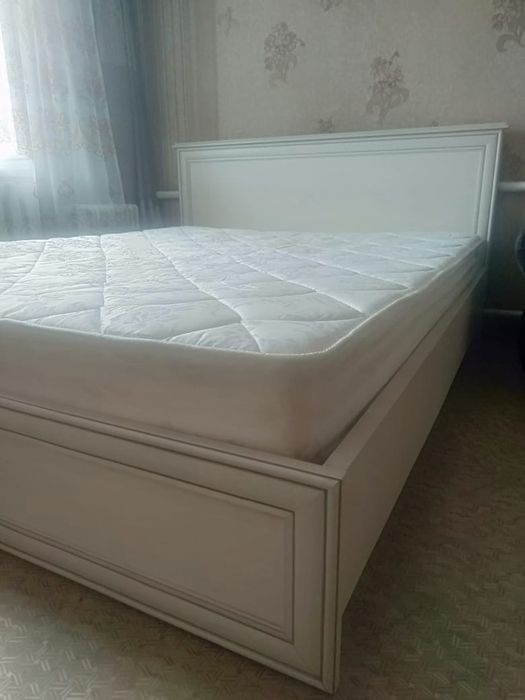 Кровать  с матрацем хорошая
