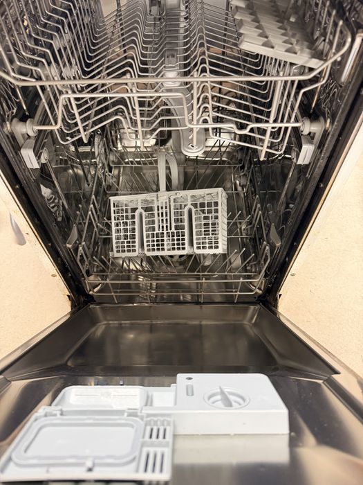 Съдомиялна Hotpoint Ariston 45 см – свободностояща, 7 програми