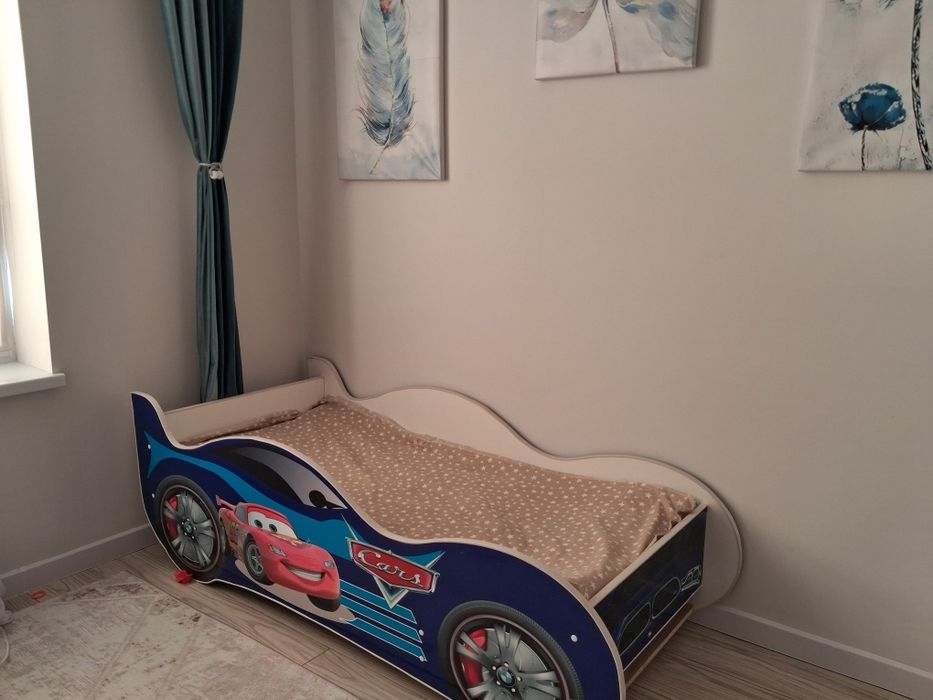 Детский стол для кормления,машинка диван