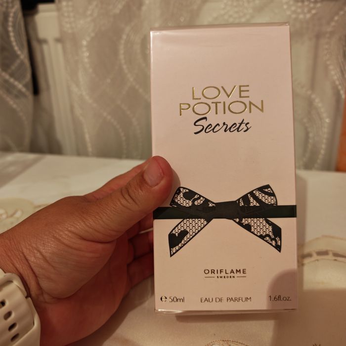 • Set Cadou Parfum Oriflame Love Potion Secrets + Săpun Handmade - NOU
• Descriere: