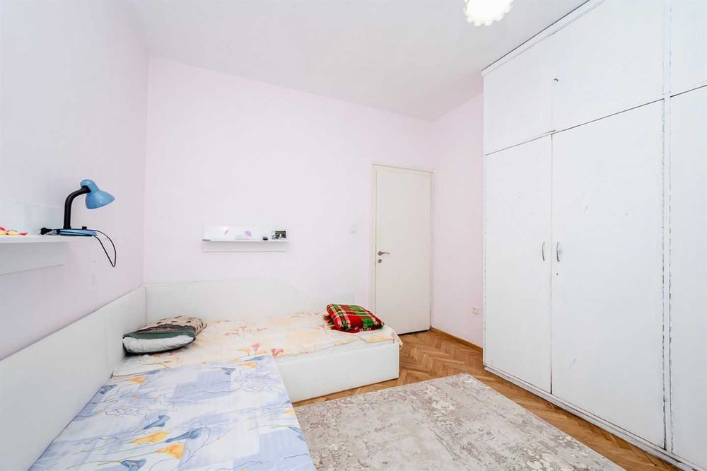 Дава се под наем Тристаен апартамент в София, Център - 98 кв.м за 188700 € - Снимка #2