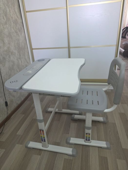 Продам парту школьную