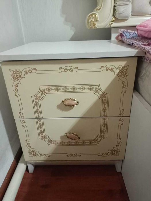 Комплект мебель сатылады.