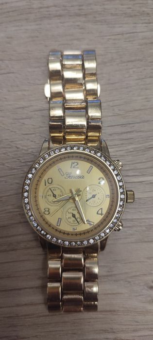 LOT 4 CEASURI Geneva Dama Cititi anuntul