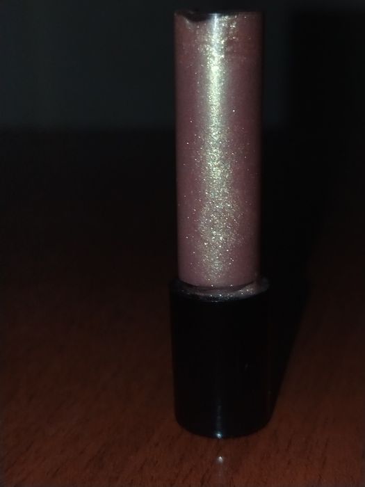 Косметика помада, блеск, хайлайтер