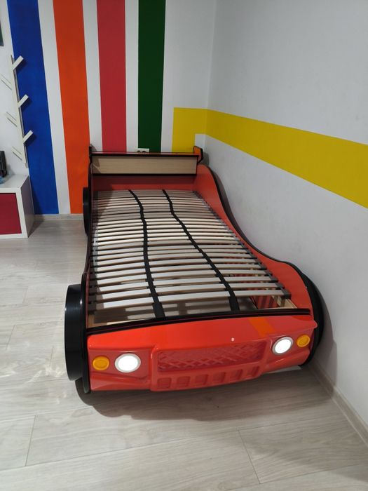 Pat mașinuță cu faruri funcționale și bandă LED  stare excelentă!