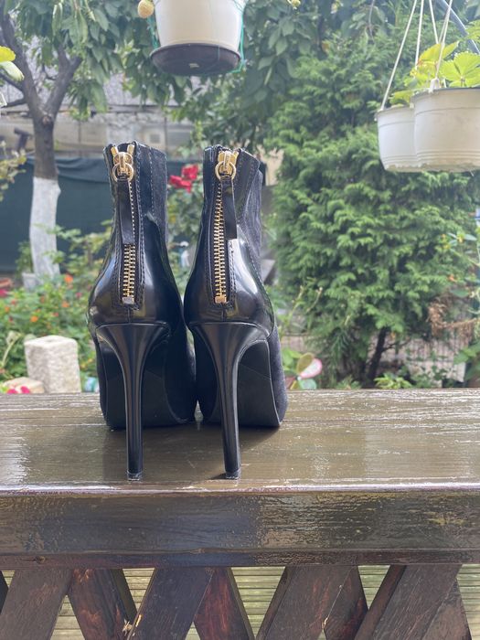 Botine cu toc si fermoar la spate Stradivarius marimea 35