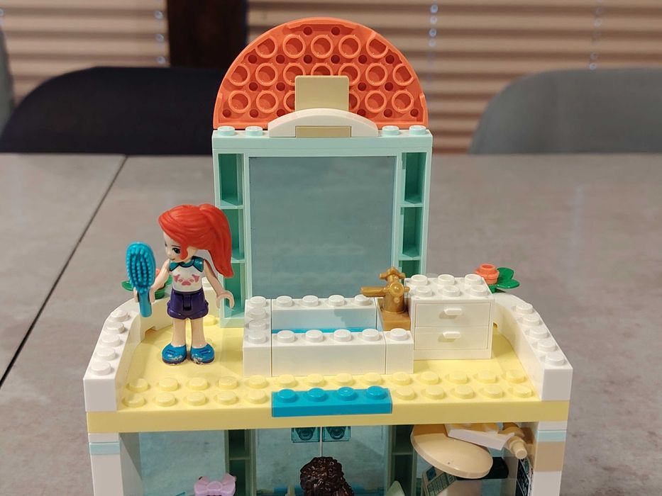 Lego Friends 41695 Clinica animalelor. Lego a fost construit o singura data si este ca nou.