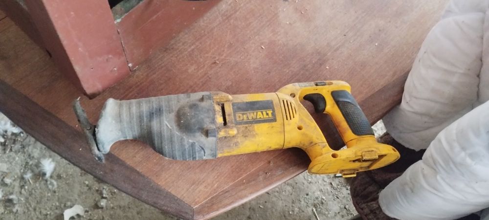 Vând fierăstrău Dewalt