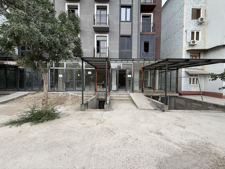 Дўконлар ижарага берилади. 160 кв + 160 кв ертўла. ЧИНАР МОЛ рўпараси.