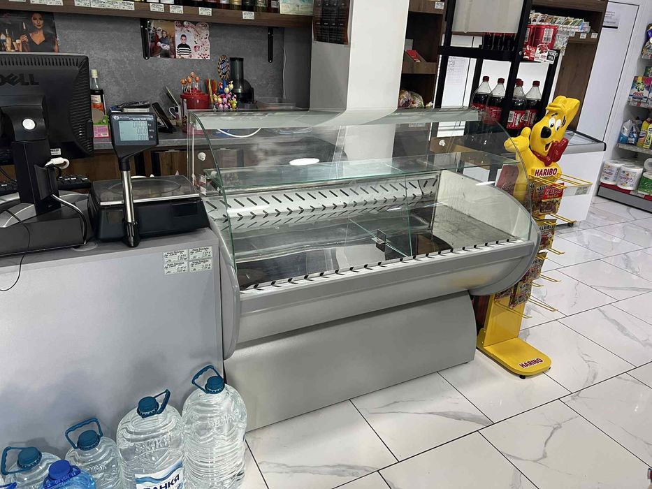 Витрина за деликатеси / квартален магазин + Щанд за каса