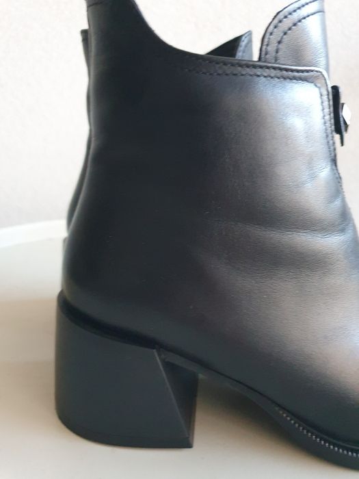 Ghete damă din piele negre
