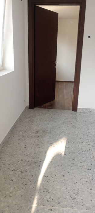 Executam lucrări în domeniul construcțiilor .