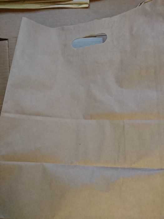 Sacose-pungi hartie cu maner decupat 14x7x21 cm.