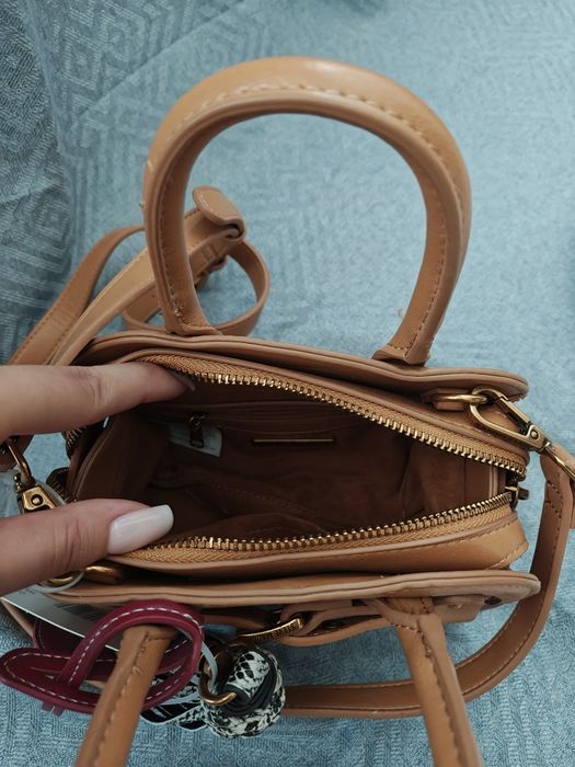 Оригинална дамска чанта Steve Madden – цвят карамел със златни детайли