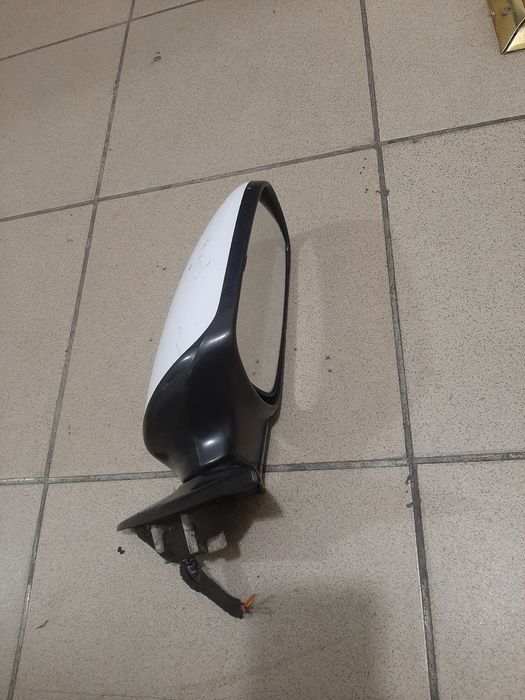 Продам боковую зеркало.