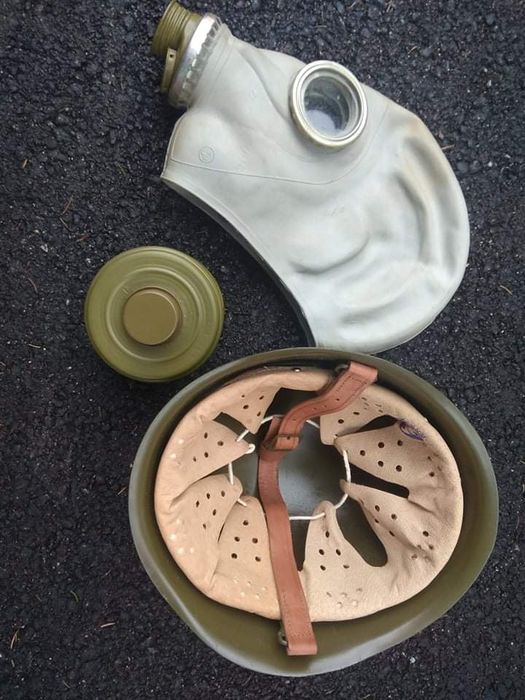 Комплект военна каска и противогаз.