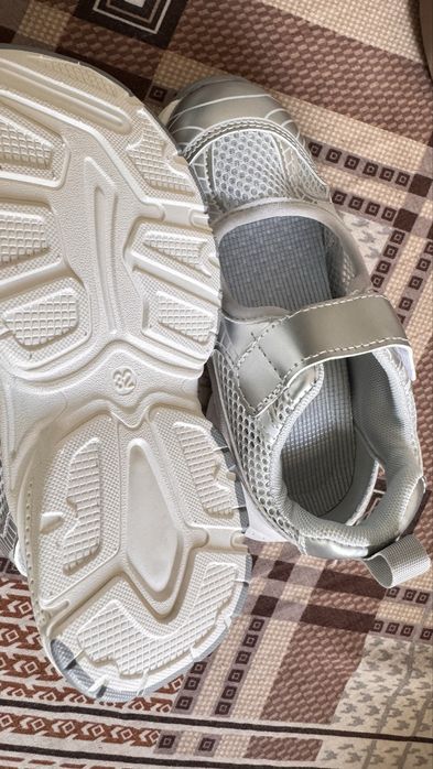 Кроссовки и туфли  на девочку новые