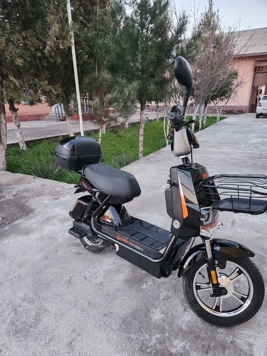 sukuter sotiladi
 narxi 3.200 
5ta akulmatir
yurgan yuli 3950
 holati