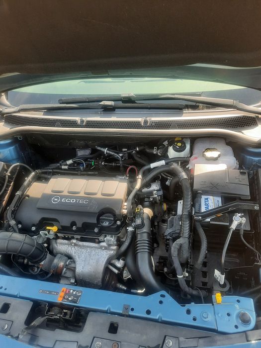 Opel astra j limuzină