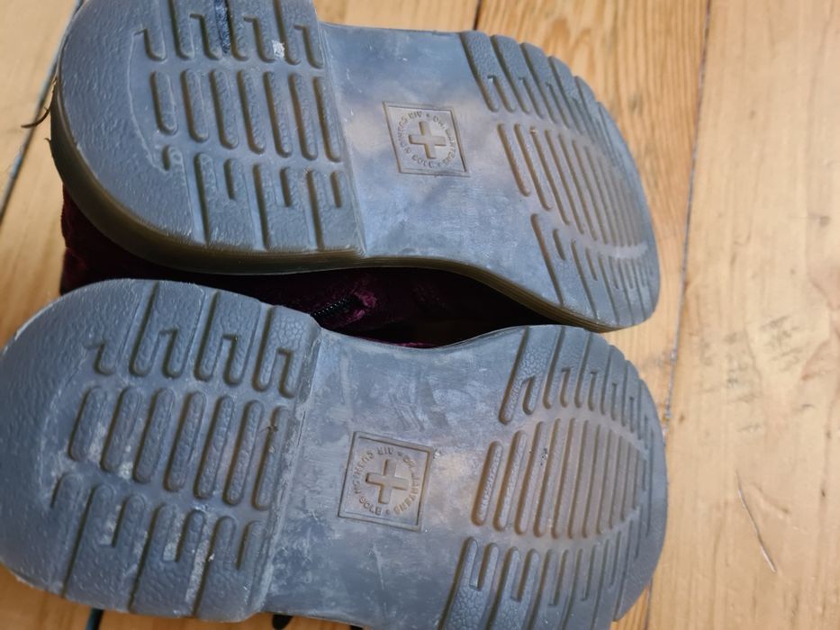 Dr. Martens

Док Мартенс кубинки Велур и лок