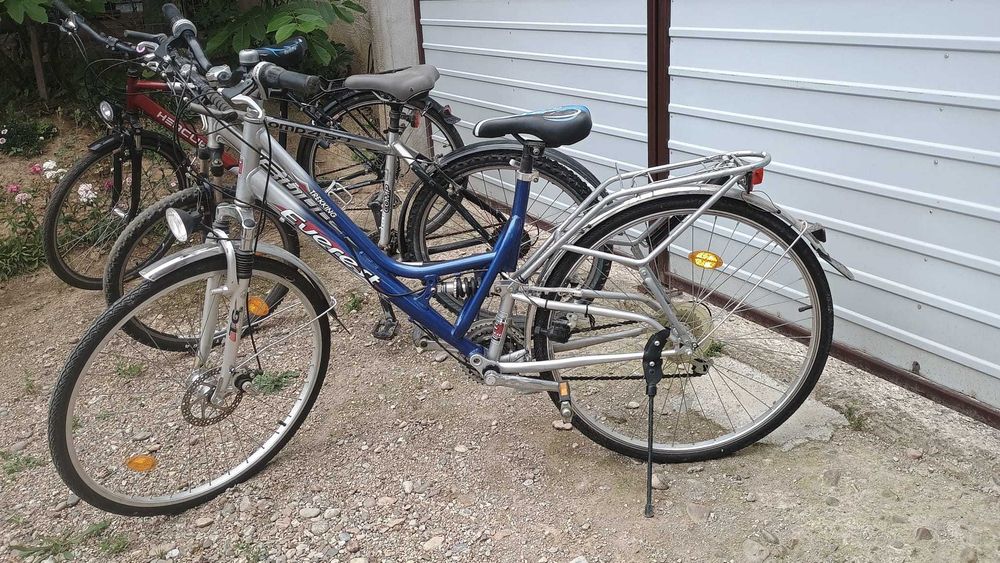 Trei biciclete de vanzare.