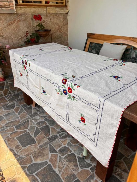 Ръчно бродирана покривка 165/165 см